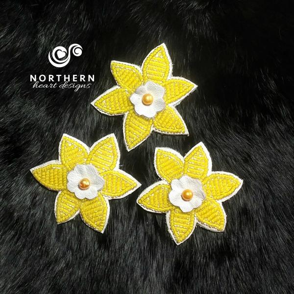 daffodil, beaded daffodil, beaded pin, bead jewelry, bead flower