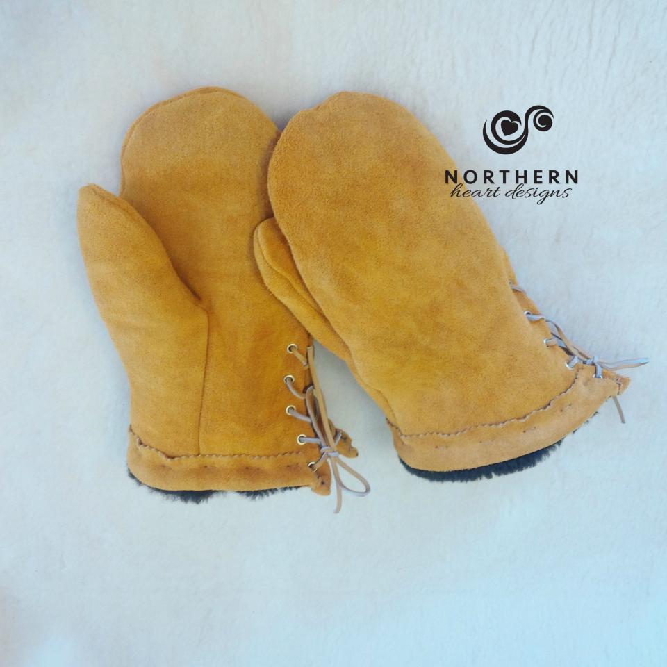 Trapper lace-side mitts